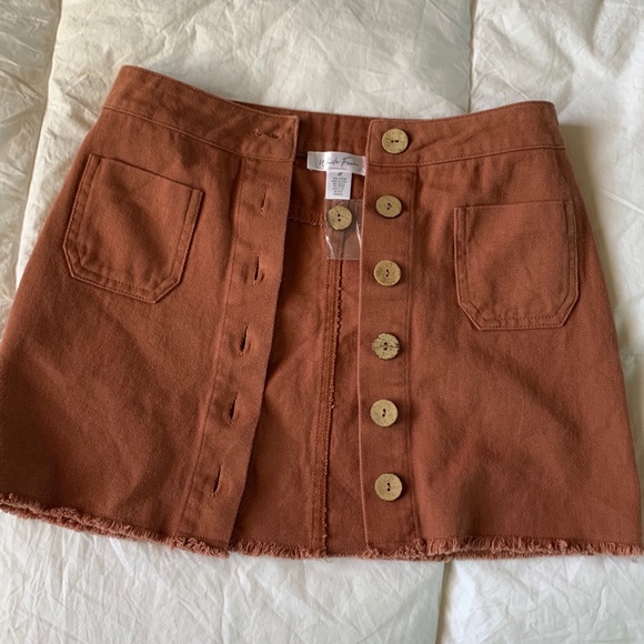 WHITE FAWN BUTTON DOWN SKIRT - Picture 3 of 5